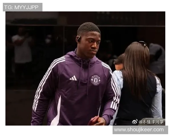 足球明星欣赏自己蜡像的独特瞬间与背后故事揭秘